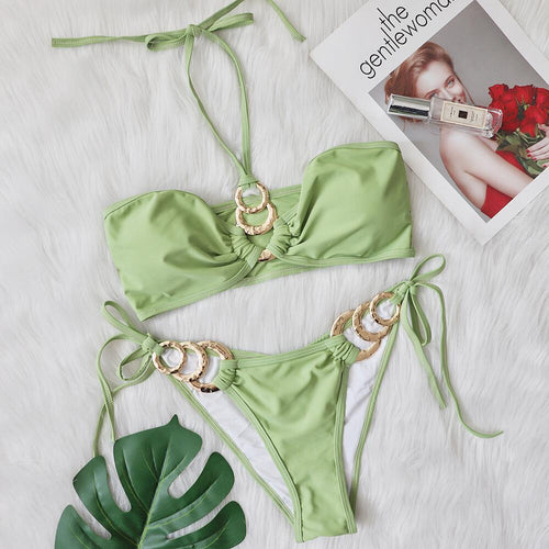 Bikini elegante que moldea su cuerpo
