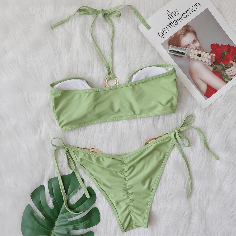 Bikini elegante que moldea su cuerpo